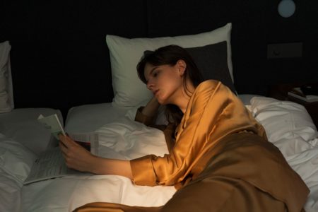 e/rmのパジャマを着てベッドに横になっている女性
